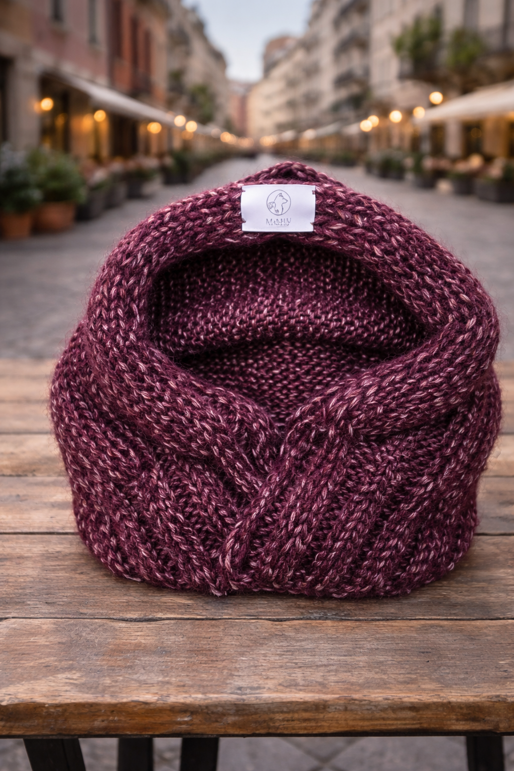 Scaldacollo e cappuccio integrato creato a mano e alla moda MAHU Knitwear